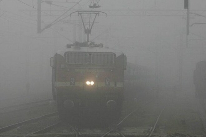 train status, indian railways, train schedules, train delays, delhi disrupts railway schedules, trains cancelled, cancelled trains, railway schedules, fog delays trains, delhi weather, delhi fog, delhi temperature
