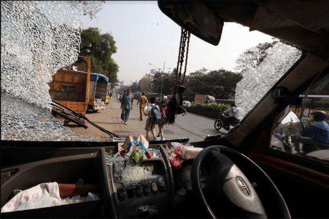 Mumbai Bandh Live: Cars and buses were attacked.(Pradip Das)
