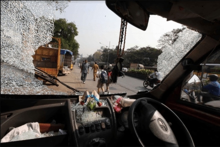 Mumbai Bandh Live: Cars and buses were attacked.(Pradip Das)