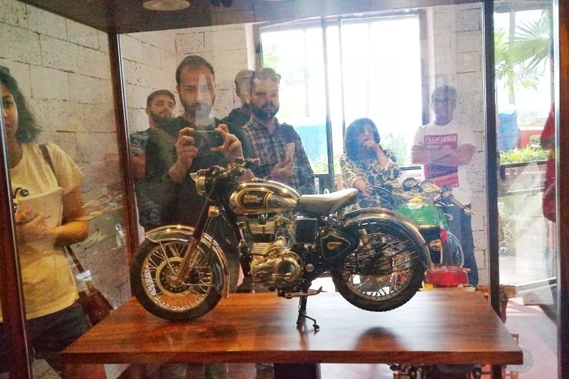 The new Royal Enfield Garage cafe has an exhibition area and one of its prime highlights is the 1:3 scale model of a Classic 500. The motorcycle has been made in around 2 years and it has moving parts just like a real Royal Enfield motorcycle. The attention to detail is phenomenal and it actually looks like a real motorcycle that has been just scaled down without compromising on anything.