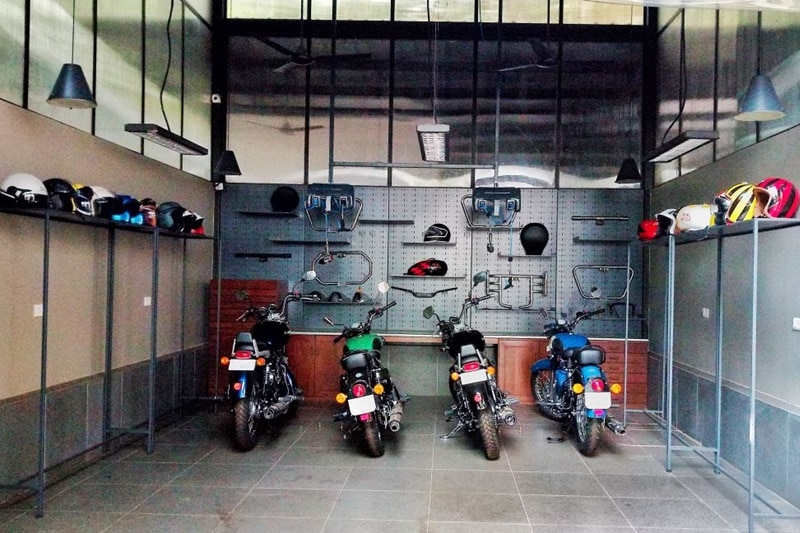 The new Royal Enfield Garage Cafe gets a customisation bay and this has been made to support the customisers who fall short of resources. The company says that the said area has all the required tools and bits that are needed to customise a motorcycle. The company supports such talent time to time and this customisation bay is one step forward towards the same.