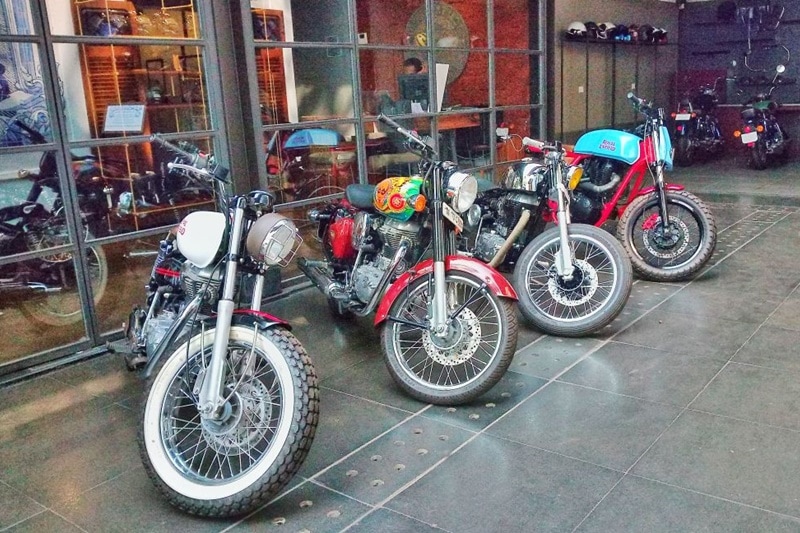 The new Garage cafe by Royal Enfield has multiple custom bikes on display that have been done by various customisers across India. Out of these, one bike gets a hand painted job by a female during Rider Mania event in a matter of 3 days. Also, there is a bike that represents the hippie culture and how they used to customise things as per their own style.