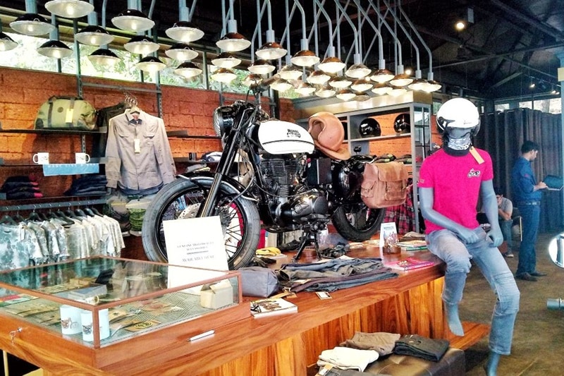 Royal Enfield has recently launched its first ever Garage cafe in Goa. The well spread facility comprises of a restaurant, exhibition area, reading verandah and a retail store that is responsible for selling Royal Enfield bikes, apparel and accessories. The company has opened its Garage cafe after almost 2 years when the concept taken into consideration for the first time. Right now, the cafe is open from 9 AM to 1 PM and then from 7 PM to midnight. The company says that no matter you are a biker or not, this cafe is open for all.