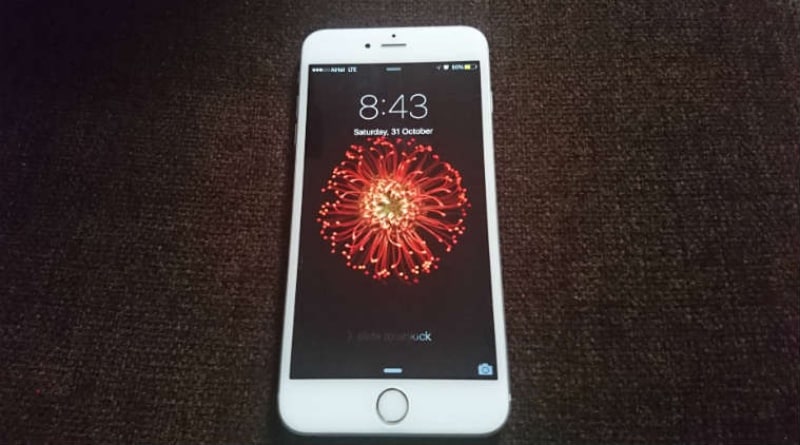 iPhone 6, 6s and 6s Plus: Flipkart has priced the iPhone 6, iPhone 6s and the iPhone 6s Plus starting at Rs 25,499, Rs 34,999 and Rs 37,999 respectively. They have received a discount of Rs 4,000, Rs 5,000 and Rs 11,000 respectively. There is also a cashback of Rs 3,000 on purchasing any of the three smartphones as long as a minimum payment of Rs 20,000 is done via the ICICI credit card.