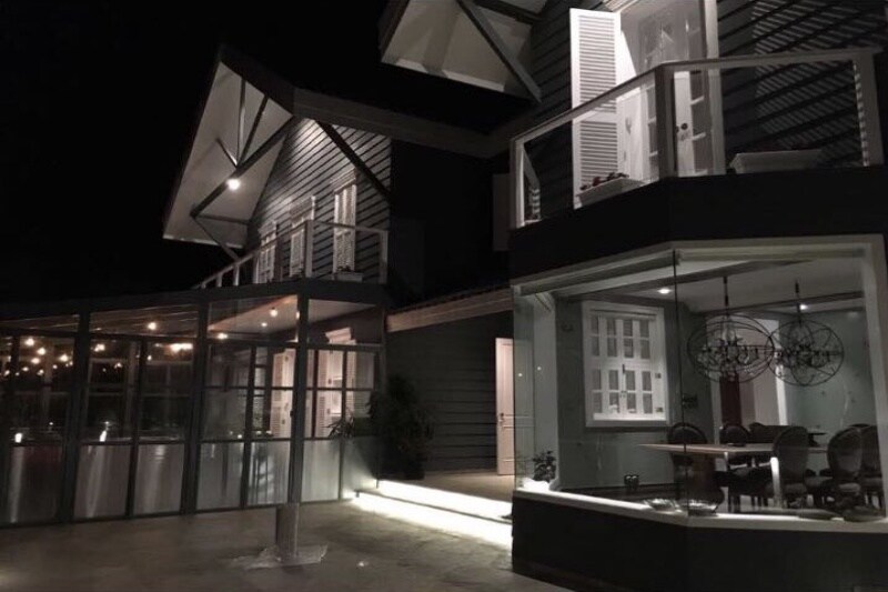 At night also there is no hiding of the beauty of the house which is in shape of a cottage. It has that old-school touch. (Twitter)
