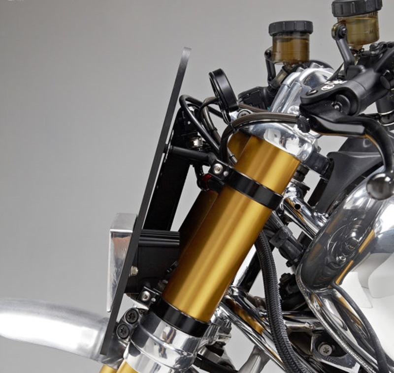 The team at Jane Motorcycles first removed the R nine T’s airbox, after which they moved all the electrical components that used to be under the seat, into a new, custom-made ‘shelf’ inside the stock fuel tank.