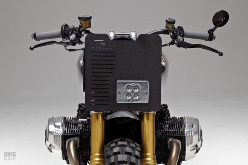 For the headlamp, Jane Motorcycles added a carbon fibre board which houses a Baja Designs Squadron Pro LED headlight. The R nine T’s also kitted with K&N filters and a full Akrapovič exhaust system.