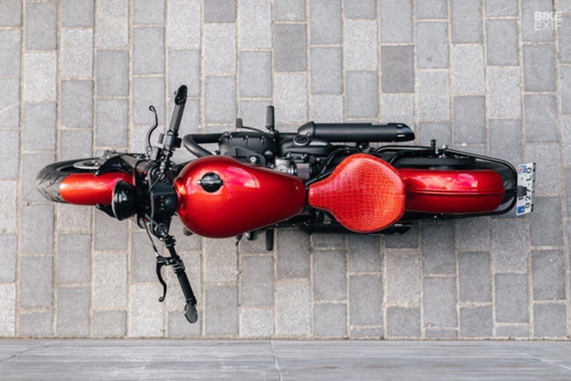 Raphael, Florian and Morgan of Modification Motorcycles spent five months working on thsi Triumph Bonneville Bobber. The first thing to do in their approach was to remove the tall and naroow front wheel. “We replaced the entire front end with a Thruxton R setup: the forks, 17-inch wheel, fender and clip-ons,” the team told Bikeexif.