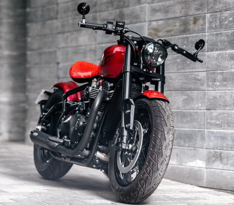 The Bobber has also been given Vance & Hines pipes, which are straight from Triumph's accessory part list. They fit easily and of course, sound terrific. The paint job, however, is no catalogue colour. Most of the existing metalwork has been blackened out and and rest is covered with deep cherry red to dark orange.