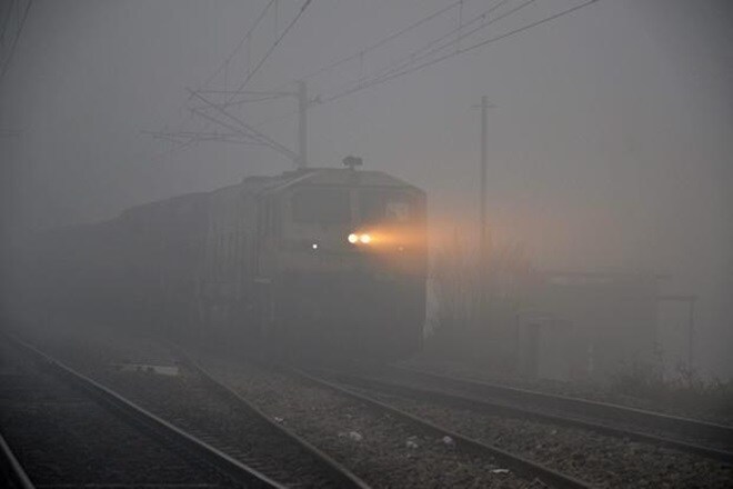 delhi fog, delhi weather, delhi temperature, delhi smog, air pollution, delhi flights, delhi trains, flight delays, flight cancelled, delhi air quality, delhi air operation, train status, indian railways status