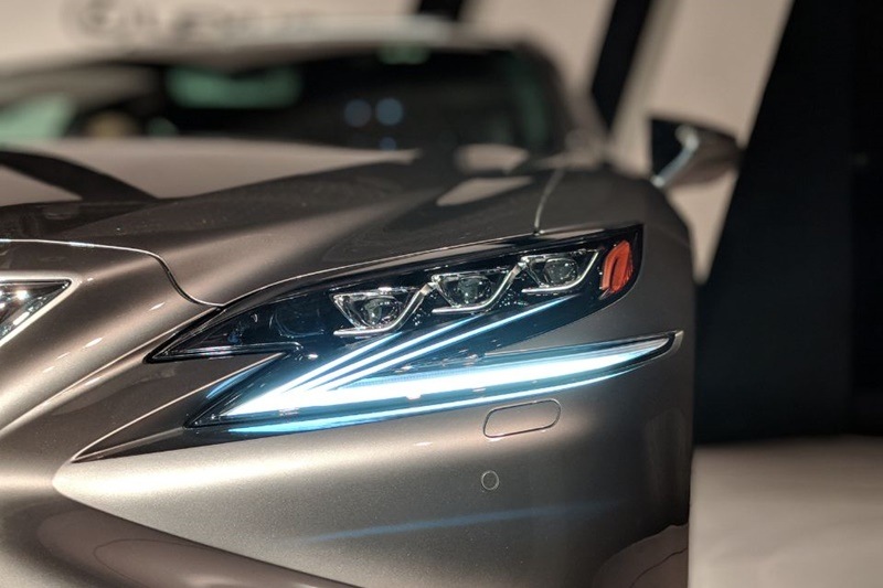 The design of the headlamp cluster that sweep towards the sides gives it an aggressive appeal, and the overall package looks rather quite up class. The sedan is 5325 mm in length, 1900 mm in width and stands tall at 1450 mm. Lexus LS 500h has a wheelbase of 3125 mm and a ground clearance of 149mm.