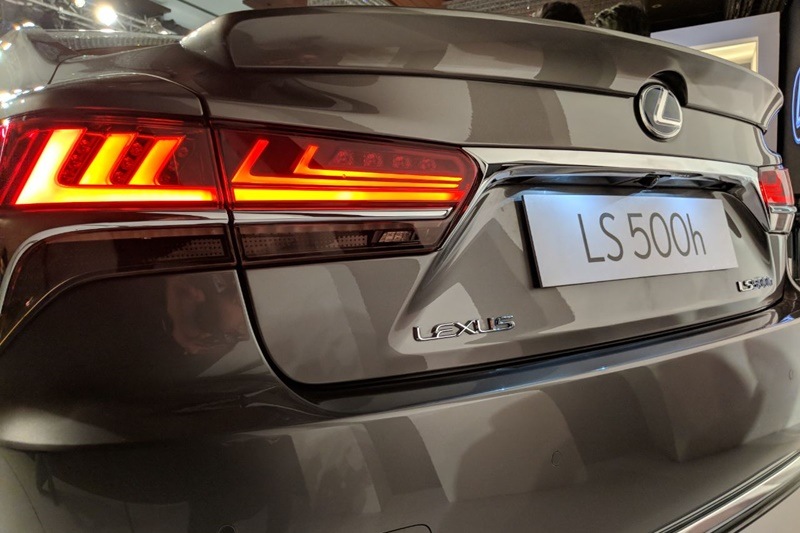 All the lamps at the rear are LEDs, including the lamps on the bootlid, and the sequential turn signal lamps glow in a flow. The bootlid of the Lexus LS 500h can be opened through moving the foot under the bumper, and there is 430 litres of boot space.