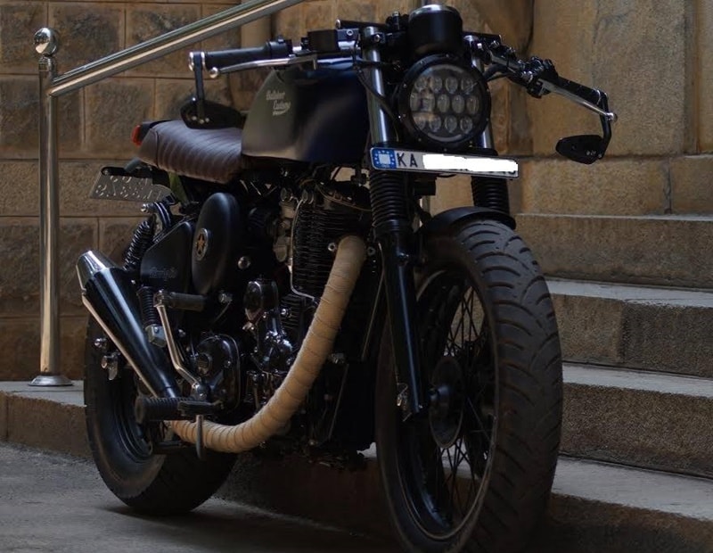 Brat Style is quite uncommon in India and will be a term very new to some. This design language finds its origins in Japan, in fact, one specific shop in Tokyo run by Go Takamine. A Brat Style has no plave for unnecessary equipment - any kind of fairing, chrome etc and for handlebars, it can have mini-apes or superbike bars or even motocross, if you happen to make off-road a bit. Definition aside, Bulleteer Custom's Brat Style version of the RE Thunderbird 350 looks quite old-school and darn fantastic.