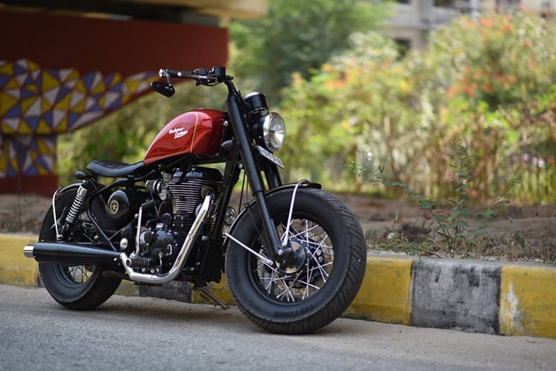 Seems like Royal Enfield enthusiasts love to make their motorcycles shed some extra weight, the end result of which looks simple yet stylish. Bulleteers Customs' Icarus is based on Royal Enfield Thunderbird 350 and the vintage style Bobber is not only good to looke at, it has also been given a few power mods for some extra boost.