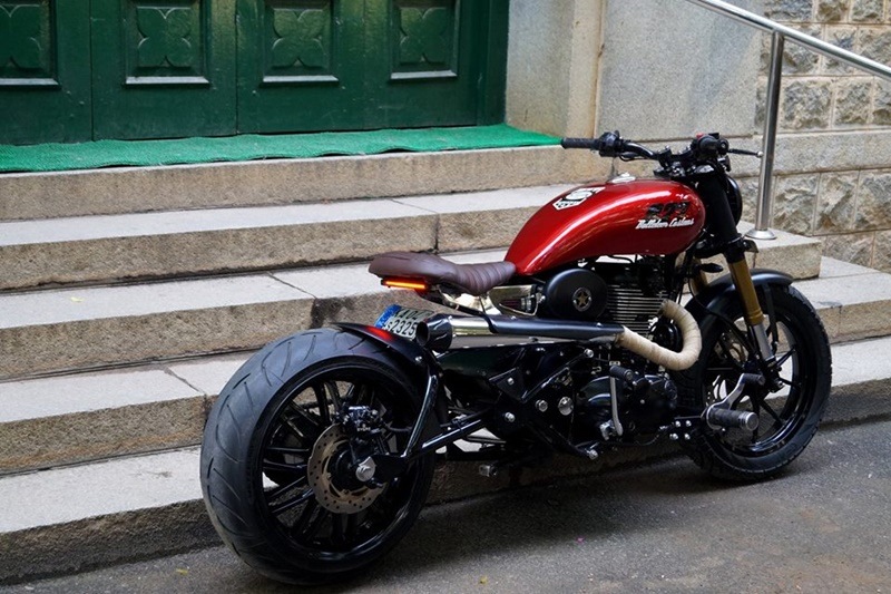 The Sportster 927 is one of the coolest modification jobs from Bulleteer Customs. The attention to detail is intense and it has been given a custom chassis with a 190mm tyre at the back. The team also gave it a 540 cc modified engine and a quick throttle. The most eye catchy bit, however, is the floating exhaust.