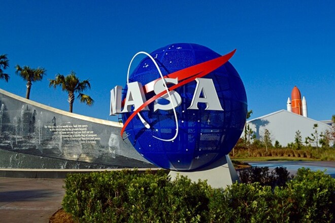 Boeing, SpaceX, NASA, Space Coast, Space Launch Complex 41,  SpaceX's Crew Dragon, tesla
