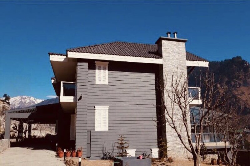 Looking at the backdrop of the house it can be seen that there is a beautiful scenery of ice-covered mountains and jungle. The house also is in shape of the classic cottage that we normally see in films. (Twitter)