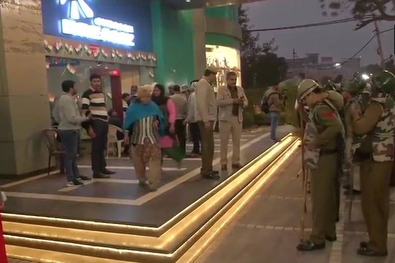 Haryana: Security forces deployed outside INOX Gurgaon Dreamz in #Gurugram ahead of the release of Padmavaat tomorrow.