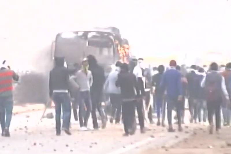 Haryana: Protesters pelted stones & torched a bus at Gurugram's Sohna Road in protest against Padmaavat