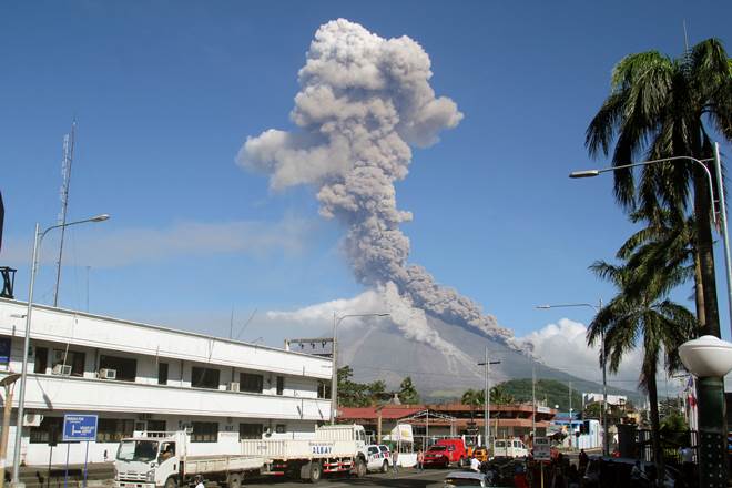 philippines volcano, volcano in philippine, philippine villagers flee, philippine volcano lava, volcano explosion philippine, volcano explosion lava smoke philippine, volcano debris philippines