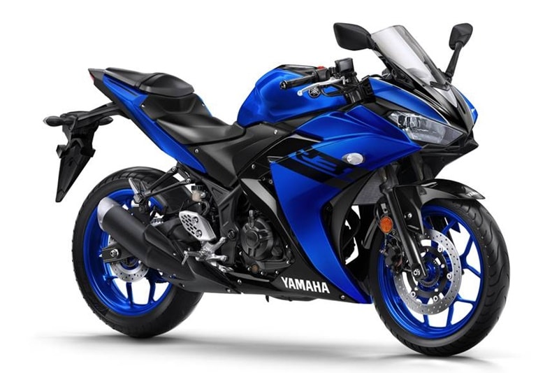 Yamaha R3: The 2018 Yamaha YZF-R3 draws its power from the same 321cc, parallel twin, liquid-cooled engine that runs the outgoing model. The fuel injected mill is good for churning out respective power and torque outputs of 41 hp and 30 Nm. Gearbox is a six-speed unit. The 2018 Yamaha YZF-R3 is expected to hit Indian shores at the coming 2018 Auto Expo. For regular updates on social media, please follow our <strong><a href="https://www.facebook.com/expressdrives/">Facebook</a></strong> and <strong><a href="https://twitter.com/ExpressDrives">Twitter</a></strong> accounts. Subscribe to our <strong><a href="https://www.youtube.com/channel/UCJwhZJy9UhfZvlLS2Xy-1Qg">YouTube</a></strong> channel for automotive videos.