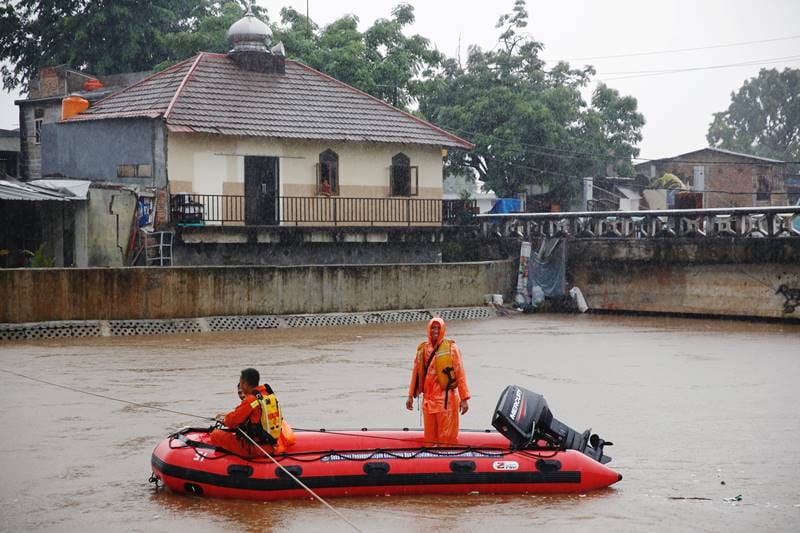 A day earlier dramatic TV footage showed fast-running rivers of muddy water gushing down roads, bringing down trees and even some villas in the hilly areas around Jakarta. (Image: Reuters)