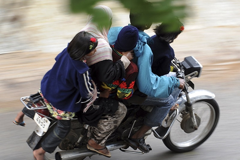 While driving or riding on the road, you must have definitely come across people who should be banned from driving or riding for a lifetime. The species that we are referring to here belongs to the foolish ones who not only puts their lives to risk but of others as well. In the next few slides, we will make you meet some of the weirdest and stupid people on the roads. Since Express Drives promotes safety, we do not want you to you be one such ever. (Image Credits: Sputniknews.com)