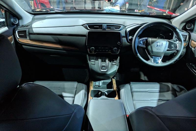 2018 Honda CR-V gets a nice clean dashboard and features a touchscreen infotainment system and comfortable seats. The dashboard is finished in premium plastic and wood.