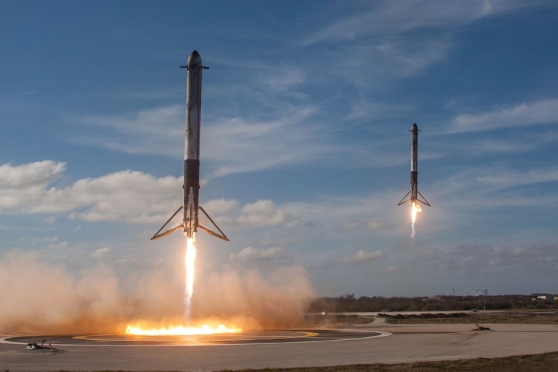 3- Moments later the side boosters separated, beginning their choreographed dance back down to Earth. At the SpaceX launch centre, Life on Mars came on the sound system. (Twitter)
