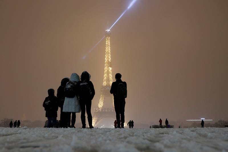 paris, Eiffel Tower, snow, snowfall, france, city of lights, eiffel tower closed, when is eiffel tower opening, snow in paris, world news, winter season