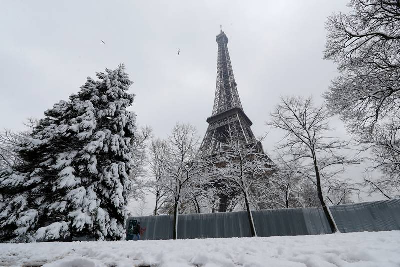 paris, Eiffel Tower, snow, snowfall, france, city of lights, eiffel tower closed, when is eiffel tower opening, snow in paris, world news, winter season