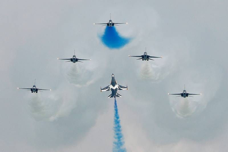 Even before Boeing decides whether to launch its much-touted new jet, the US planemaker and European rival Airbus are stepping up sales of existing models to seize market share and disrupt each other's profits without the temporary respite many had been expecting after a busier than expected 2017. (Image: Reuters)