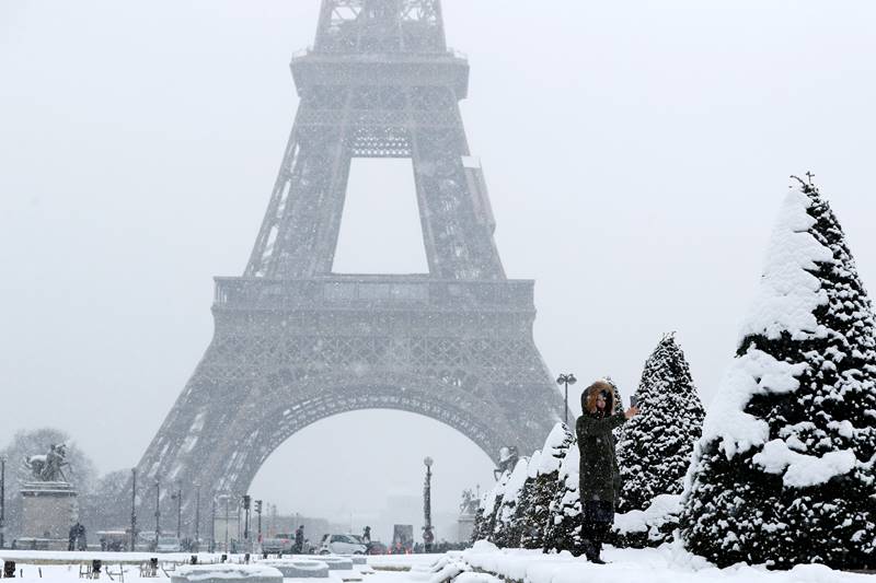 paris, Eiffel Tower, snow, snowfall, france, city of lights, eiffel tower closed, when is eiffel tower opening, snow in paris, world news, winter season