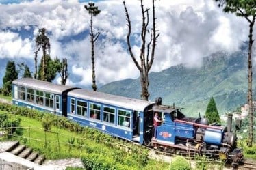 darjeeling, No path in Darjeeling is straight memories of a hill town, darjeeling book, parimal bhattacharya