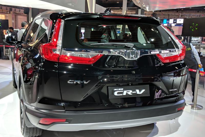The rear of Honda CR-V SUV is now bold and handsome. It has aggressive stlying with brake lights mounted on the rear pillar and is certainly much better looking than its predecessor.