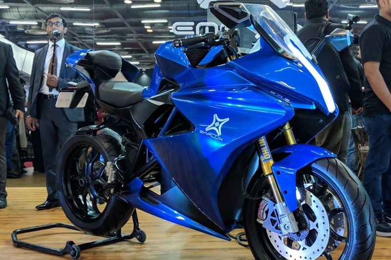 Emflux One electric superbike was one interesting unveiling today at Auto Expo 2018. The motorcycle can touch a top speed of 200 kmph and it can go from a standstill to 100 kmph in just 3 seconds. The motorcycle comes with top spec equipment like Brembo brakes, Ohlins suspension and lot more. The motorcycle will be launched in India in April 2019 and is expected to be priced at close to Rs 6 lakh (on-road).