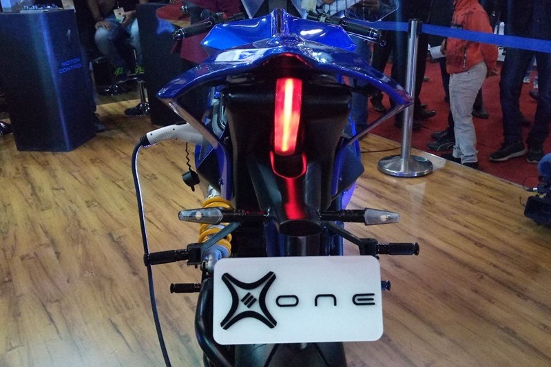 The electric motor on the new Emflux One develops respective power and torque outputs of 80 hp and 84 Nm. All thanks to this, the motorcycle can achieve a top speed of 200 kmph and can sprint from a standstill to 100 kmph in just 3 seconds.