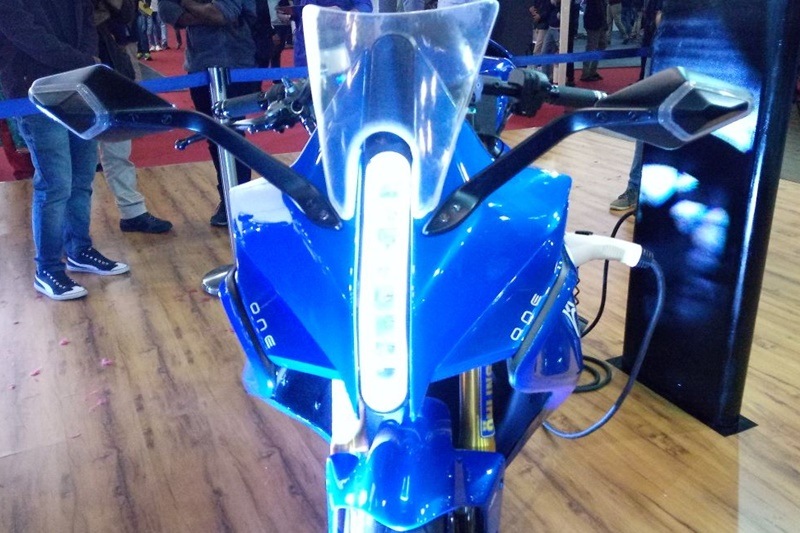 The tail lamp of the new Emflux One showcased at Auto Expo 2018 is one LED strip that looks no less than appealing. The headlamp and the turning winkers as well come with LED, making for another interesting highlight.