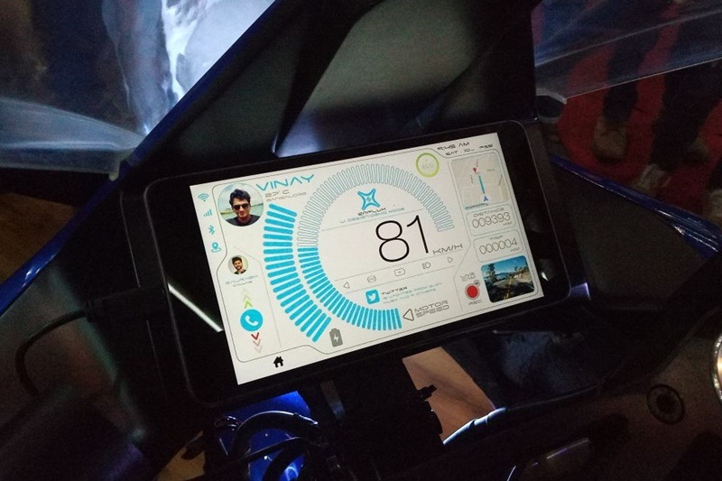 The new Emflux One has been assisted with the latest bells and whistles that make it a true electric marvel. The motorcycle will come with a fully coloured TFT instrument cluster that supports smartphone connectivity as well.