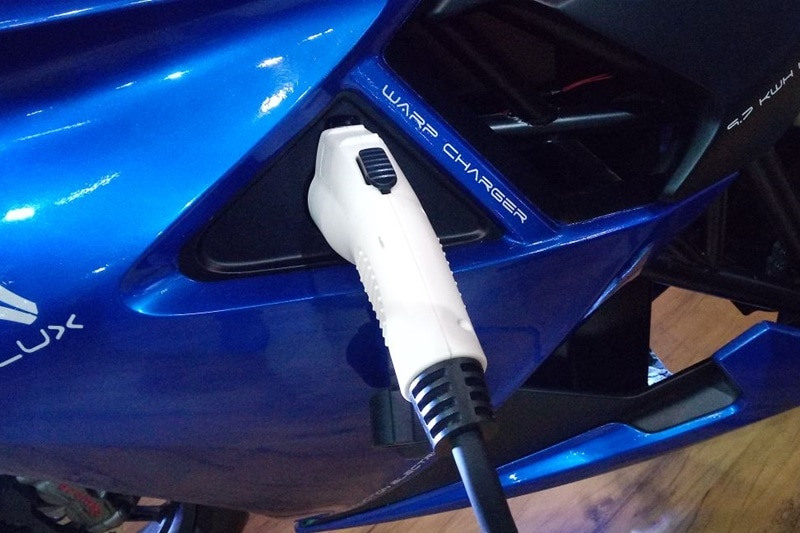 The manufacturer will be installing 1000 WARP charger for the Emflux One across the highways of India and Europe. Also, the company has plans to offer a smaller kit with the bike so that the customer can charge the motorcycle at his or her own place.