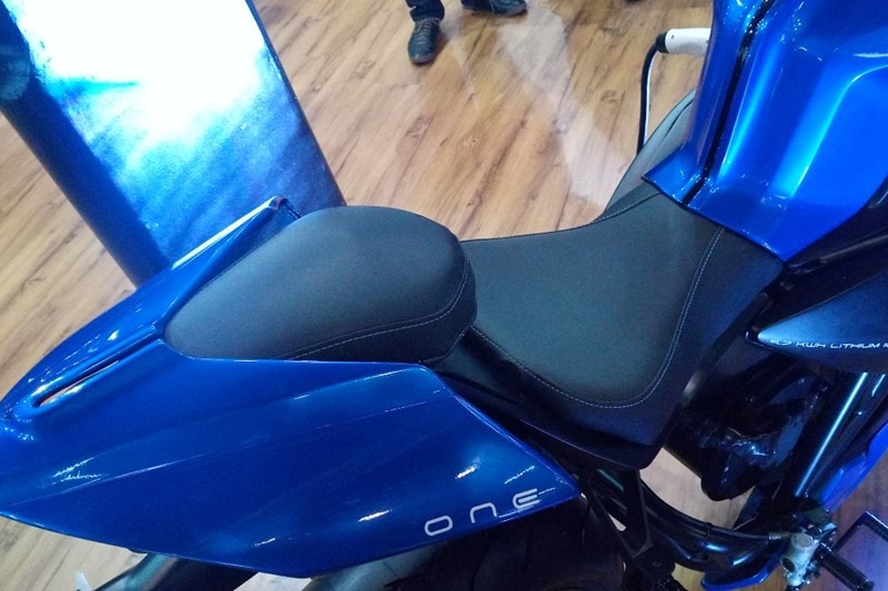 The new Emflux One showcased at the Auto Expo 2018 has a sporty split seating layout that will almost instantly remind you of a full fledged supersports. The seating layout adds up to the muscular visual appeal of this electric superbike.
