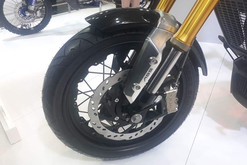 The new TVS Zeppelin cruiser has been assisted with 41mm upside down forks at the front while the rear is taken care of with the help of a monoshock. The dual disc brakes are present that offer a decent stopping power. A dual channel ABS will also be on offer.