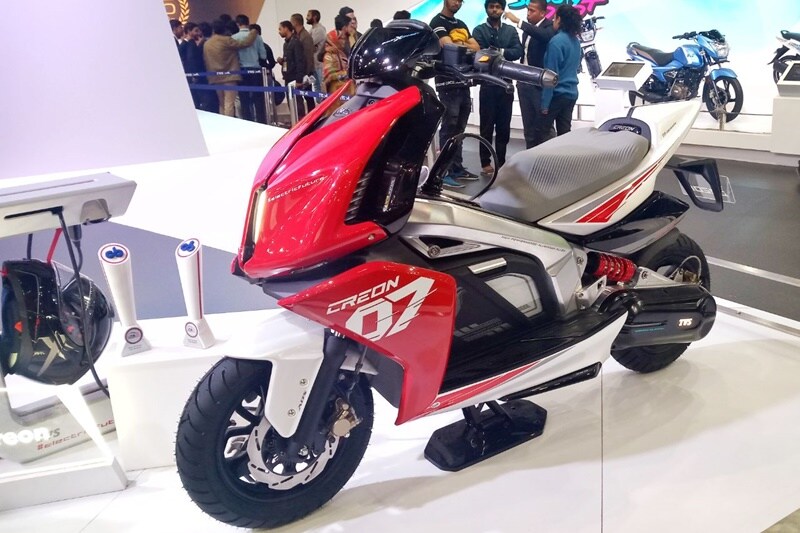 Auto Expo 2018 has seen the unveiling of TVS Creon electric scooter concept. The scooter is based on the company’s sporty design language that is a result of the company’s 35 years of racing heritage. The new TVS Creon electric scooter concept showcased at Auto Expo 2018 is one of the prime attractions at the company’s booth besides the Zeppelin 220 power cruiser concept. The front section of the new TVS Creon gets a full LED headlamp that is designed in a vertical manner. In the next few slides, you can have a detailed look at the TVS Creon electric scooter concept.