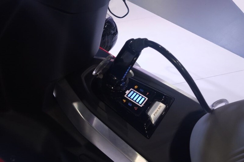 The charging port on the new TVS Creon that is put on display at Auto Expo 2018 is located just ahead of the seat. The coloured screen is present that displays the amount of charge present on the battery. The scooter offers features such as regenerative braking, GPS, navigation, park assist and anti-theft mechanism.