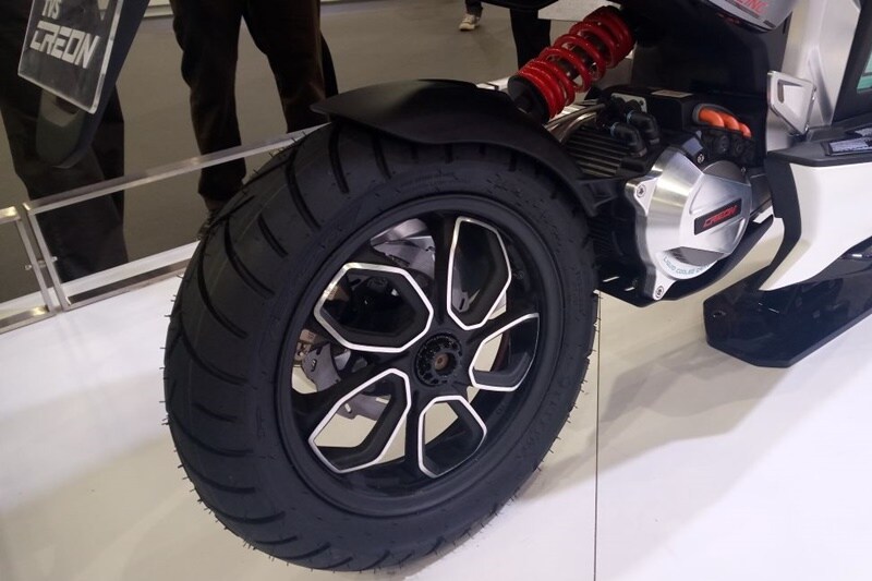 The new TVS Creon has been fitted with stylish diamond cut alloy wheels that may instantly remind you of a premium car. The tyres fitted over these wheels are tubeless so you do not need to worry in case of a puncture.