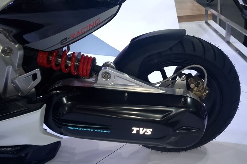 The TVS Creon at Auto Expo 2018 is powered by three Lithium ion batteries that develop 12 kW of power. With this, the scooter can do 0 to 60 kmph in 5.1 seconds and can delivers a range of 80 kms. In 60 minutes of charging time, the battery can be charged up to 80 percent.