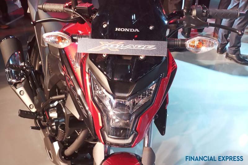 The X-Blade comes with segment-first full LED headlamp along with an LED position lamp. The sharp headlamp looks sleek and lends the motorcycle with a kinetic stance and sporty look. The aggressively sculpted fuel tank adds further to the futuristic and sporty design