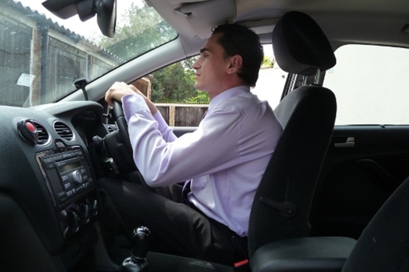 On the other hand, there are some who love the steering wheel of the car way too much. For this reason, they pull the seat of the car all the way forward. While we do not have a problem with the relationship between an individual and his steering wheel, the said posture can be extremely dangerous during critical situations. (Image Credit: adjusthealth.info)