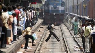 train accident, accident by train, train deaths, railway tracks