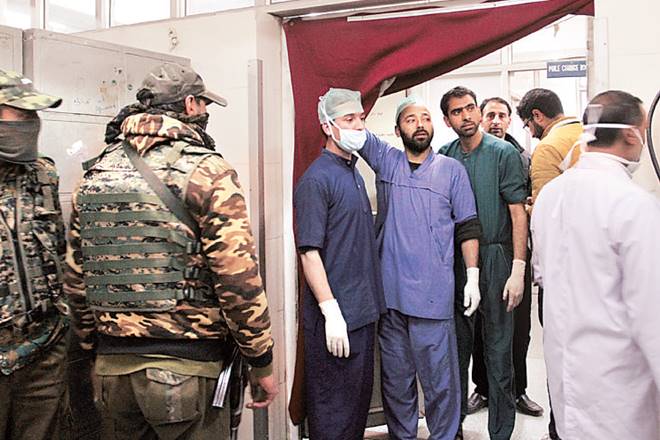 Militants kill, Srinagar hospital, LeT commander, militants opened fire, police team, Lashkar-e-Toiba